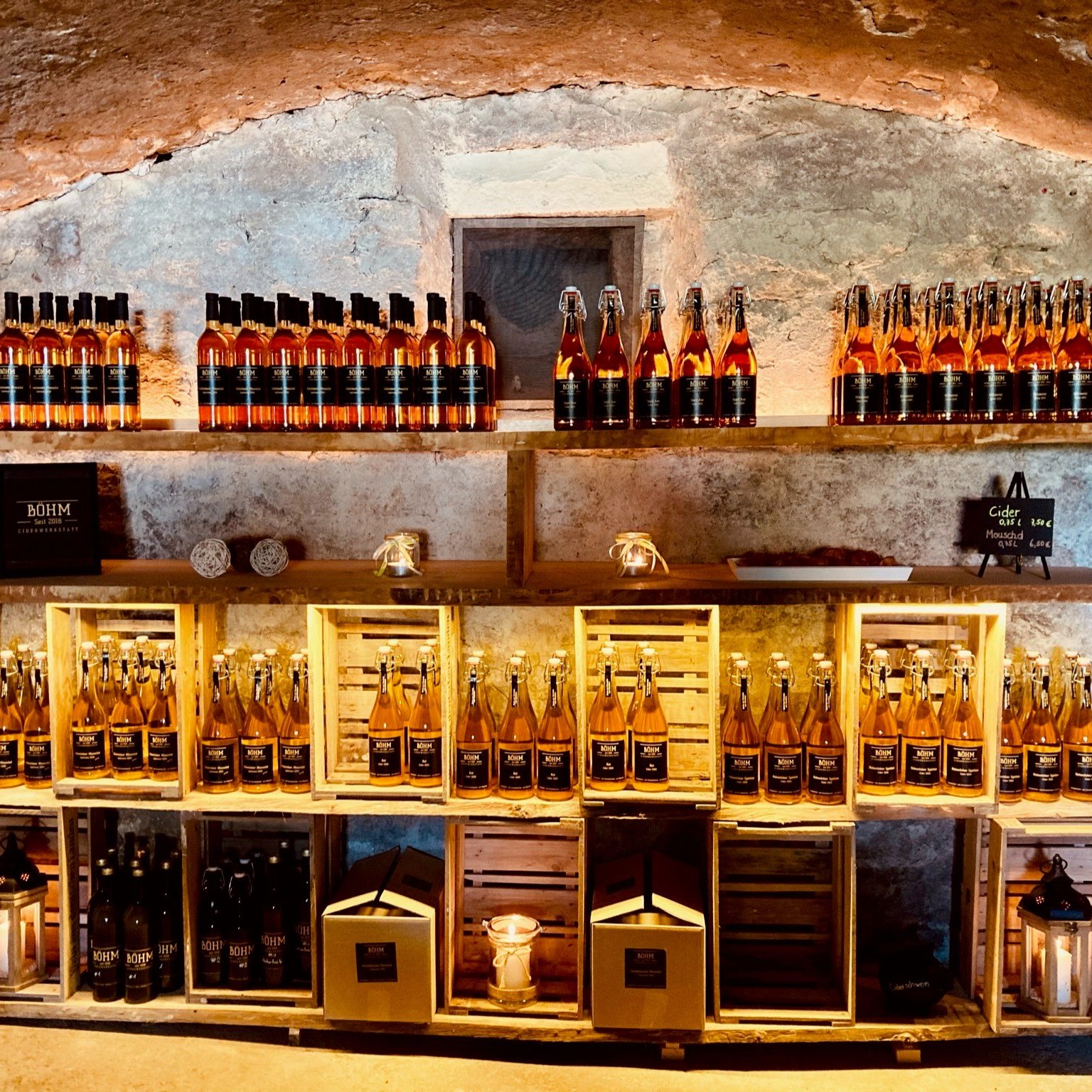 Ciderflaschen im Regal